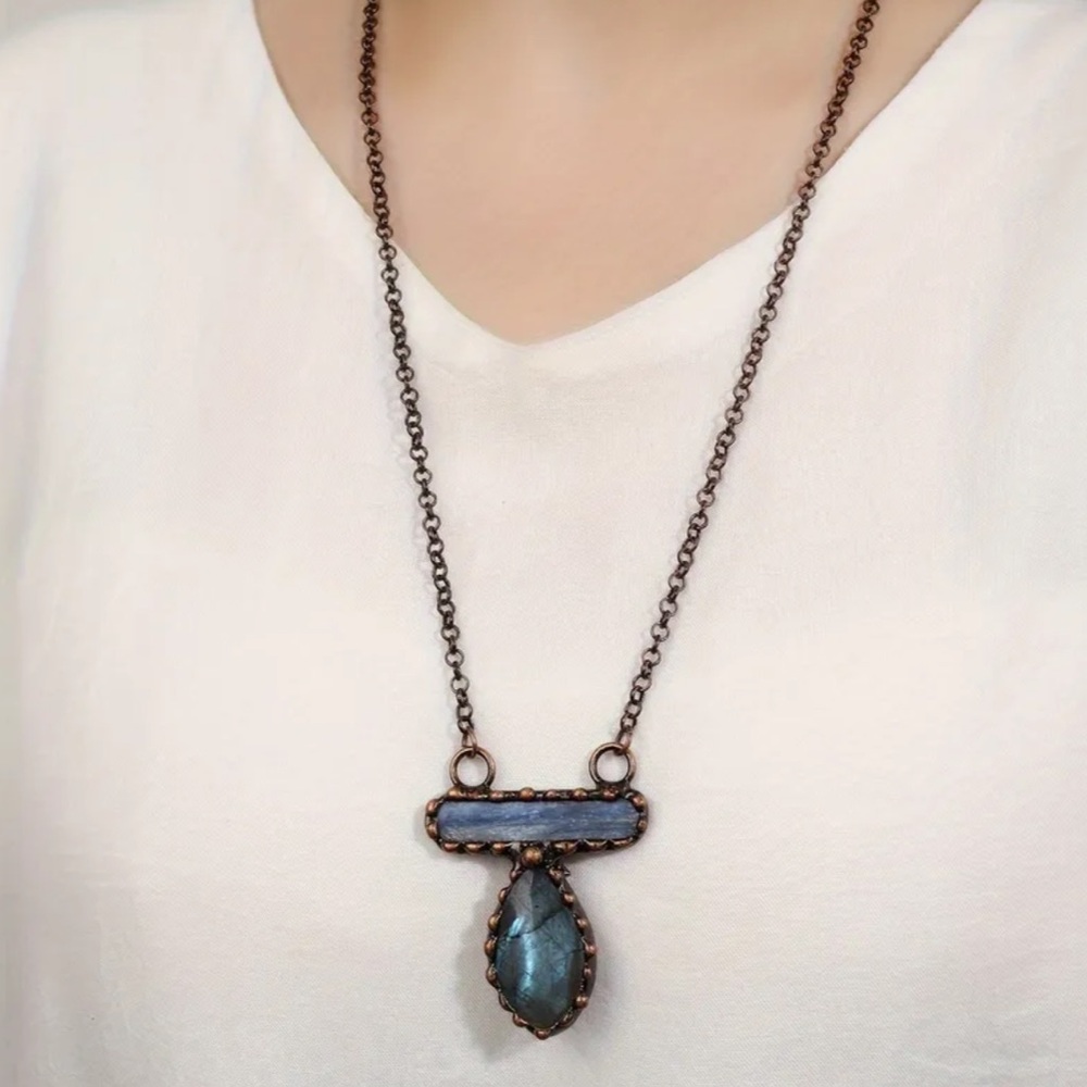 Bronze labradorite and kyanite necklace - Picture 4 of 5